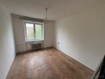 3 IZBOVÝ BYT - CENTRUM MESTA LUČENEC