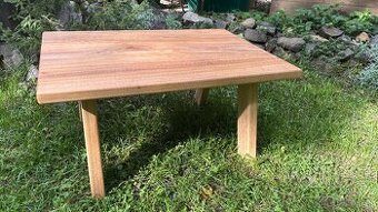 Masívny konferenčný stolík