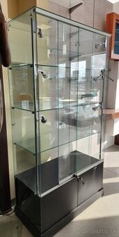 Prezentačná sklenená vitrína so skrinkou