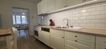 NA PRENÁJOM KRÁSNY ZARIADENÝ 2-IZBOVÝ BYT V ŠIRŠOM CENTRE ZV