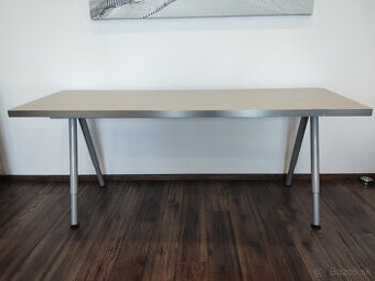Výškovo nastaviteľný pracovný stôl s príslušenstvom