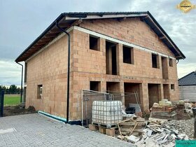 PREDAJ  4 izbová novostavba v štádiu hrubá stavba v Cíferi