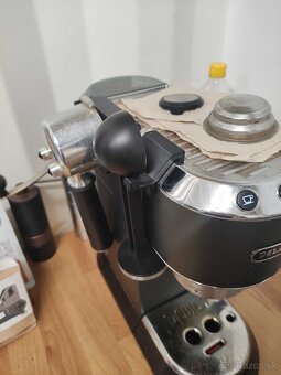 Držiak originálneho tamperu Delonghi Dedica
