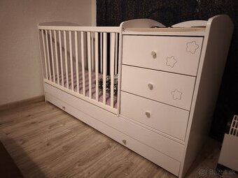 Postieľka s prebaľovacím pultom
