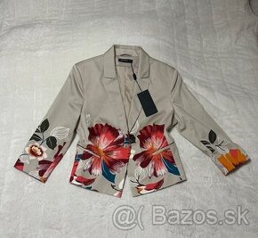 Kratšie béžové sako s krásnym motívom zn. Chantall