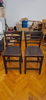 Dve barove stolicky z masivneho tmaveho dreva znacky TON