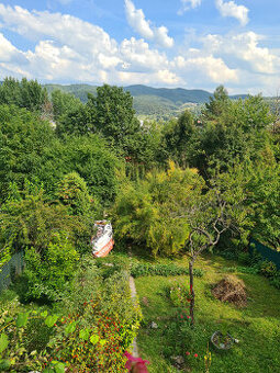 Záhrada s murovanou chatou s nádherným výhľadom