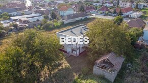 BEDES | Pozemky s rodinným domom vhodné na výstavbu - 1