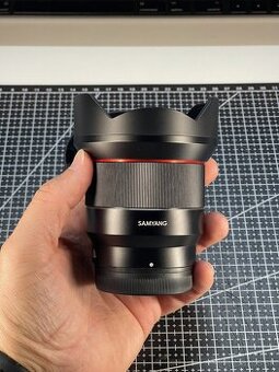 SAMYANG AF 14mm f2.8 baj. SONY