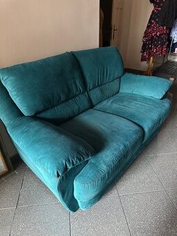 Štýlová dvojmiestna pohovka v modro-zelenej farbe