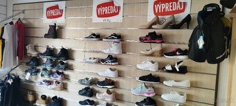 Predám zariadenie do predajne obuvi a športových potrieb