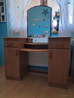 Toaletný stolík so zrkadlom