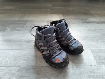 Adidas Terrex veľkosť 26,5 turistické topánky vo výbornom s.