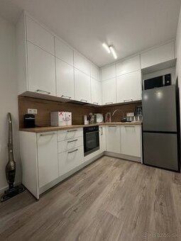 Na prenájom NOVÝ 2-iz. byt + parking - Trenčín - Juh