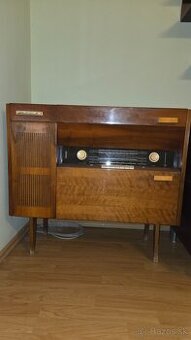 Retro radio s gramofonom
