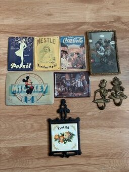 Kolekcia vintage reklamných tabuľiek a suvenírov