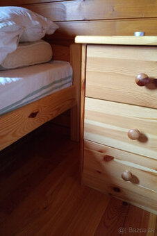 Nočný stolík masív