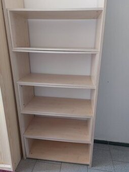 Darujem polickovu skrinu