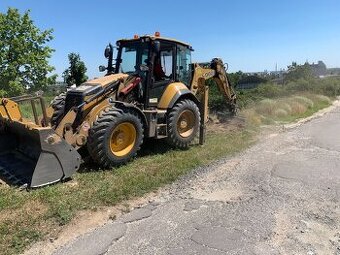 Strojník na traktorbager CAT 444F2