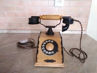 Starý drevený telefón TESLA -CS20