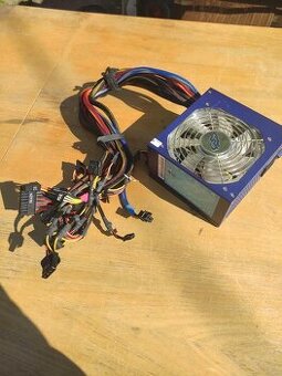 Počítačový zdroj epsilon 80plus 700W