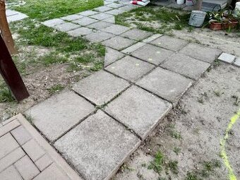 Darujem betónové kocky 50x50 hrubka 10 cm, 33 ks, 8 m2