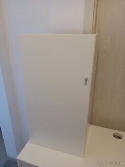 Malý pracovný stôl ikea a skrinka