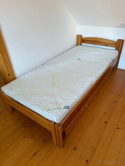 Drevená posteľ