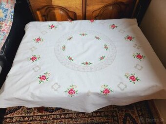 Krásny biely kruh zdobený ružovými ružičkami, ažúrka a bodky