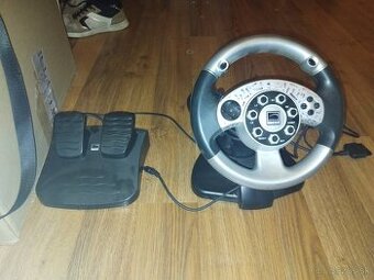 Volant s pedalmi
