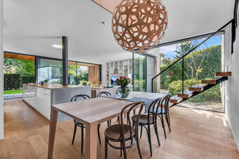 Moderný dom ukrytý za nenápadným vizuálom z ulice - 1