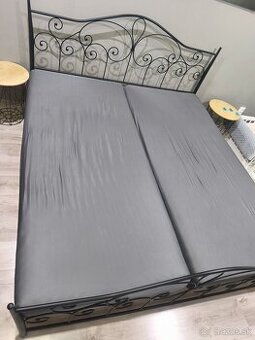 Kovová manželská posteľ
