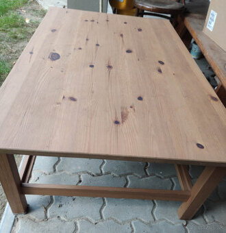 drevený konferenčný stolík