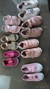 Tenisky a sandalky 28