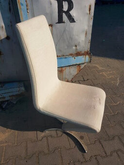 7-Biele koženkové kreslo s chrómovými nohami do X