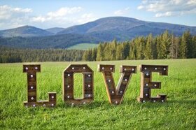 Svetelný drevený nápis LOVE na prenájom