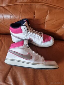 Nike v. 38