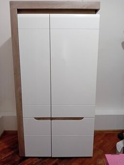 Moderná šatníková skriňa