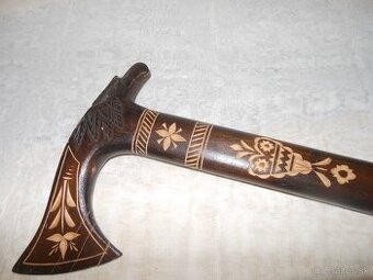 Drevená, vyrezávaná, krásne zdobená valaška
