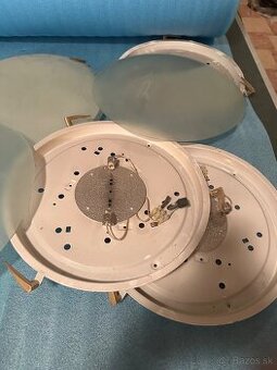 Predam svetla na stenu