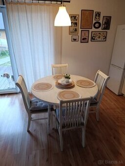 Okrúhly stôl z masívu