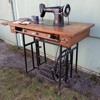 starý šijací stroj LADA