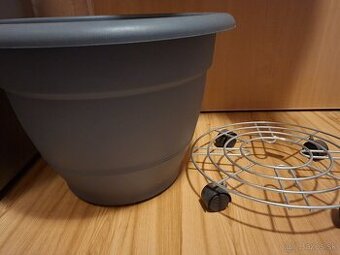 kvetináč a podložka pod kvetináč