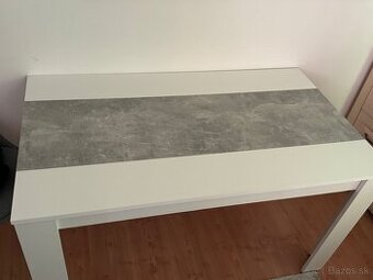 Stôl so 4stolickami