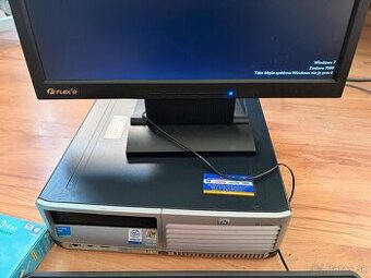 Starší PC s monitorom a modemom