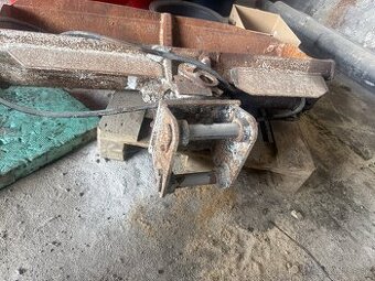 Svahovacia hydraulická naklapacia lyzica CAT