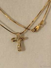 zlata retiazka s priveskom krizik s kamienkami