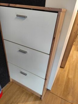 Vyklopna skrinka na topánky. Botnik