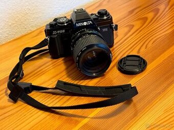 Minolta X-700 s originálnym objektívom MD Zoom 35-70mm 1:3,5