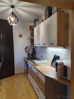 Ponúkame 2 izbový byt Brezno s balkónom a zariad. na prenájo